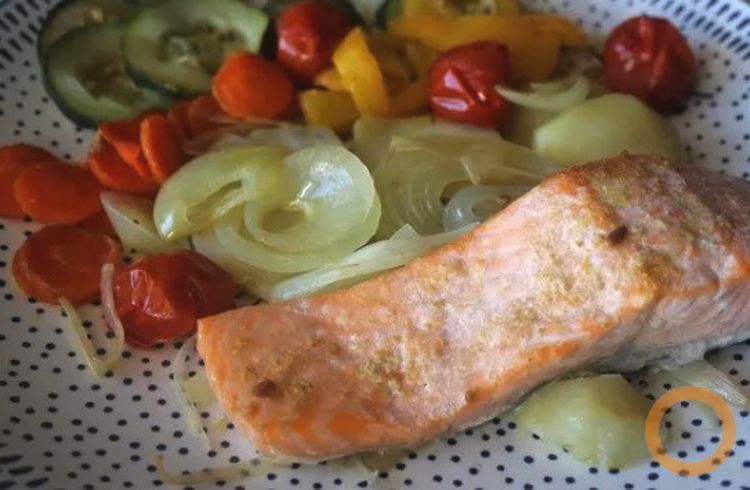 Salmón al horno con verduras